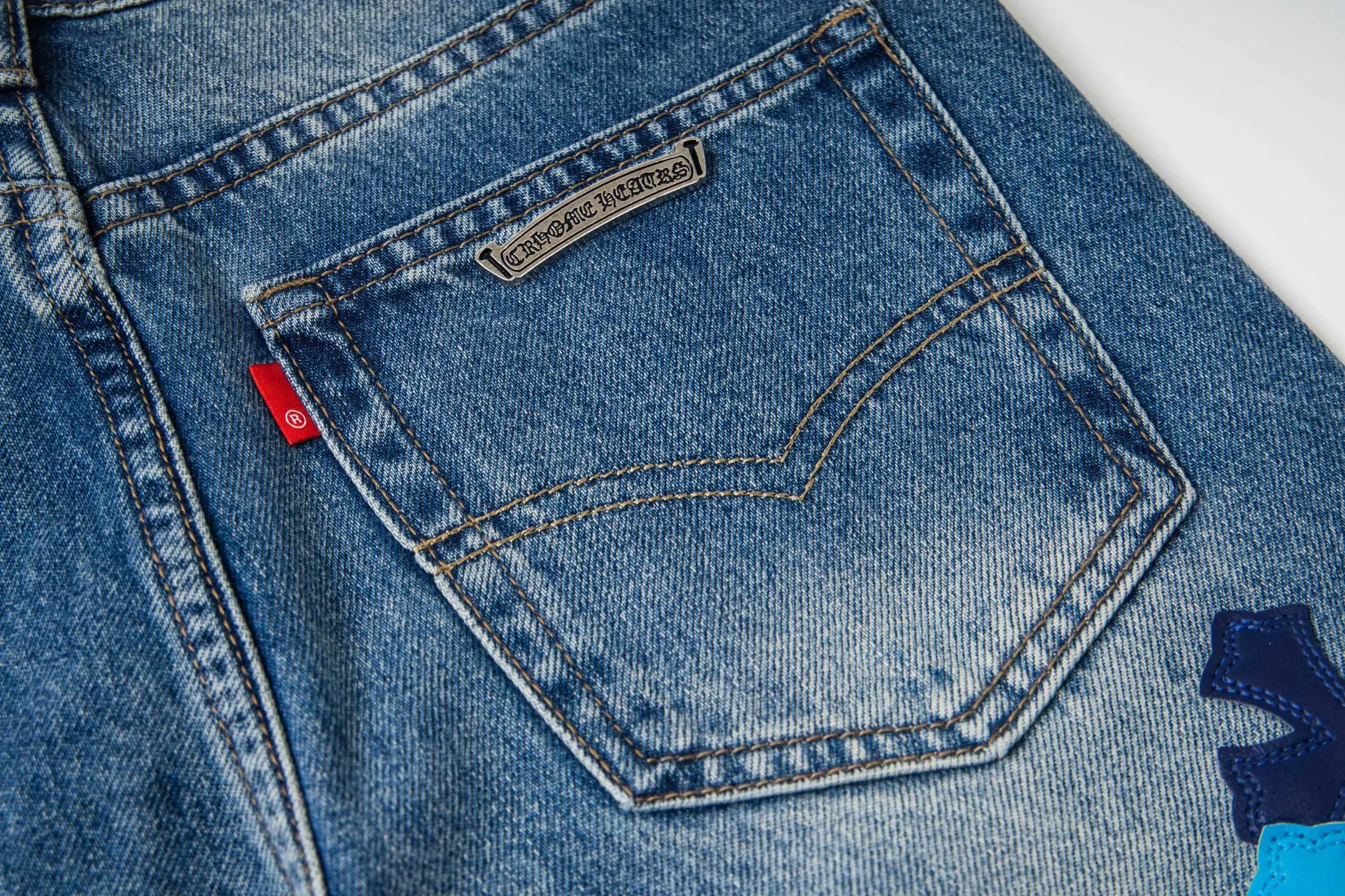 P260 Chrome Hearts micro-flared light blue multi-leather hot jeans. CH jeans need to be washed after the finished product, then disassembled and hand-stitched with sheepskin cross leather and then spliced ​​to complete. The whole piece has too many craftsmanship to explain. The patchwork cross pattern is embellished, and the high-waisted washed jeans! ! Absolutely high-end luxury products, god-level single products and super popular products, made with top heavy industry, a must-see magic weapon. Customized hardware. The fabric is thick and soft after washing. It has good breathability. Customized small leather label. Unique design. The details are simple and elegant, and the workmanship is exquisite. The entire trousers are neatly routed and the details are in place! It’s so cool that both men and women can easily control the genderless trend! Style number: 1796# Color: blue Size: 28 30 32 34 36